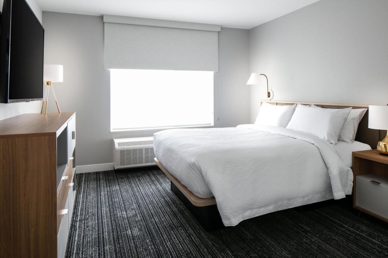 Towneplace Suites By Marriott Oshkosh Exterior photo